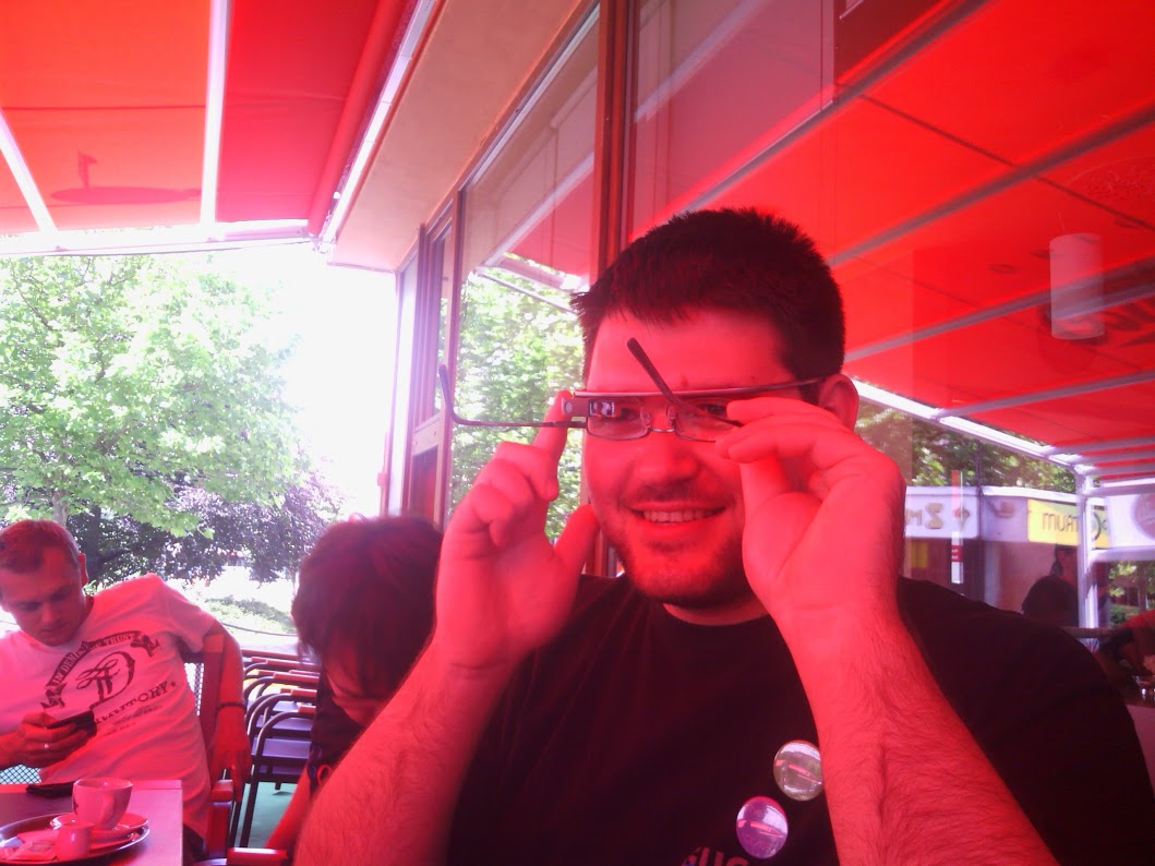 I klasické brýle jdou svým způsobem v kombinaci s Glass používat. ;-)